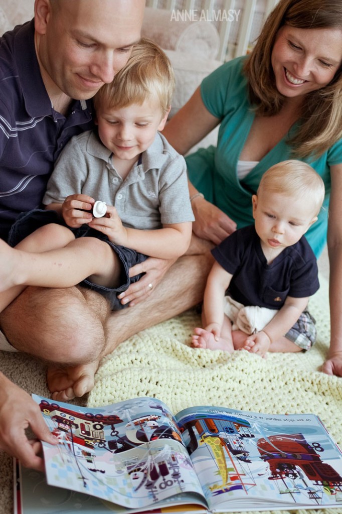 A leitura em família é essencial para que as crianças desenvolvam o gosto pelos livros.